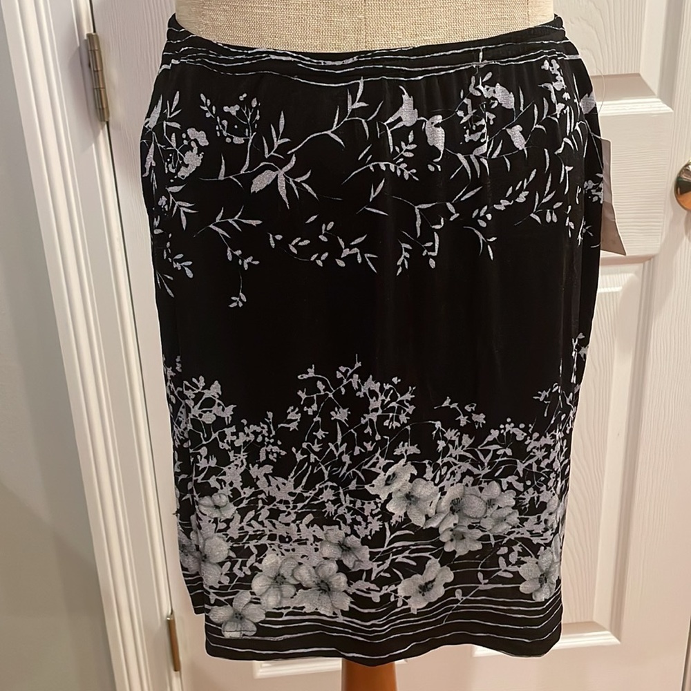 Ecru floral skirt black white